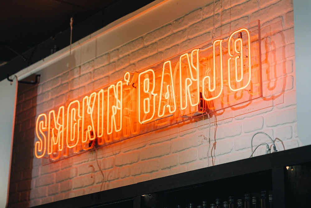 neon Smokin Banjo sign